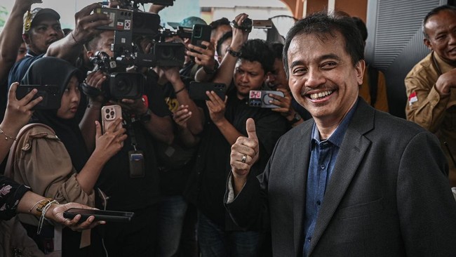 Roy Suryo (kanan) selaku pihak pemohon tiba untuk menghadiri sidang putusan praperadilan atas penangkapannya.