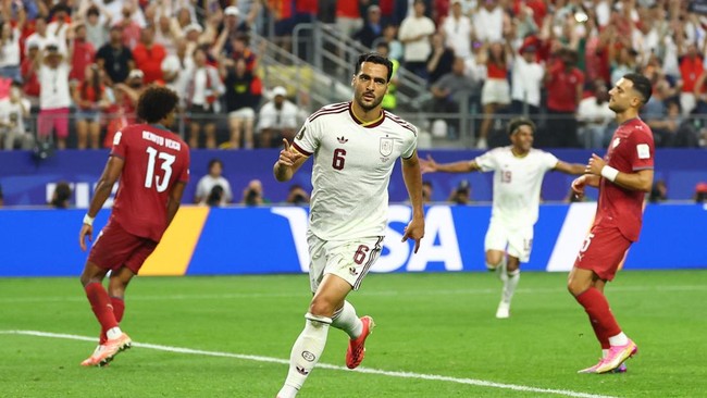 Soccer Football - FIFA World Cup 2026 - Round of 16 - Portugal v Spain - Dallas Stadium, Arlington, Texas, U.S. - July 6, 2026 Spain's Mikel Merino scores their first goal past Portugal's Diogo Costa REUTERS/Kai Pfaffenbach