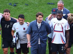Soccer Football - FIFA World Cup 2026 - Round of 16 - United States v Belgium - Seattle Stadium, Seattle, Washington, U.S. - July 6, 2026 U.S. coach Mauricio Pochettino speaks to the team after the match as the U.S. are eliminated from the World Cup