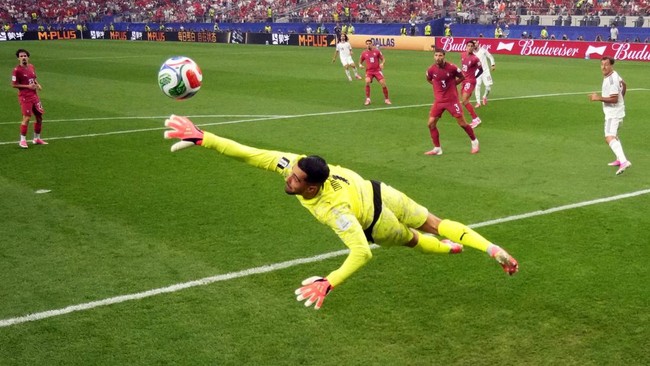 Soccer Football - FIFA World Cup 2026 - Round of 16 - Portugal v Spain - Dallas Stadium, Arlington, Texas, U.S. - July 6, 2026 Portugal's Diogo Costa saves a shot by Spain's Alex Baena REUTERS/Omar Aziz     TPX IMAGES OF THE DAY