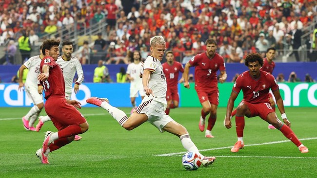 Soccer Football - FIFA World Cup 2026 - Round of 16 - Portugal v Spain - Dallas Stadium, Arlington, Texas, U.S. - July 6, 2026 Spain's Dani Olmo in action with Portugal's Joao Neves and Renato Veiga REUTERS/Hannah Mckay