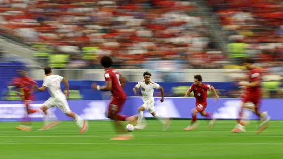 Soccer Football - FIFA World Cup 2026 - Round of 16 - Portugal v Spain - Dallas Stadium, Arlington, Texas, U.S. - July 6, 2026 Portugal's Joao Neves in action with Spain's Lamine Yamal REUTERS/Kai Pfaffenbach