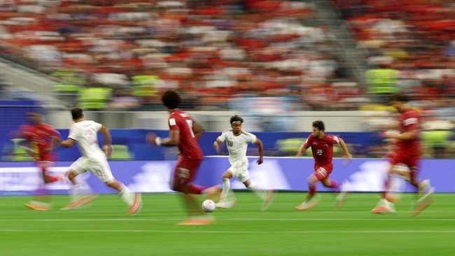 Soccer Football - FIFA World Cup 2026 - Round of 16 - Portugal v Spain - Dallas Stadium, Arlington, Texas, U.S. - July 6, 2026 Portugal's Joao Neves in action with Spain's Lamine Yamal REUTERS/Kai Pfaffenbach
