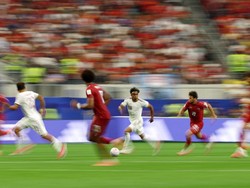 Soccer Football - FIFA World Cup 2026 - Round of 16 - Portugal v Spain - Dallas Stadium, Arlington, Texas, U.S. - July 6, 2026 Portugal's Joao Neves in action with Spain's Lamine Yamal REUTERS/Kai Pfaffenbach