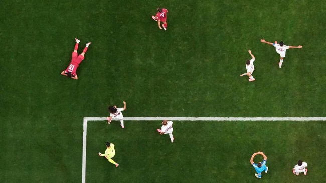 Soccer Football - FIFA World Cup 2026 - Round of 16 - Portugal v Spain - Dallas Stadium, Arlington, Texas, U.S. - July 6, 2026 Spain players celebrate after the match as Spain qualify for the quarter finals of the World Cup REUTERS/Hannah Mckay