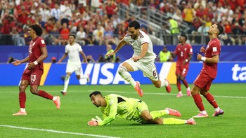 Soccer Football - FIFA World Cup 2026 - Round of 16 - Portugal v Spain - Dallas Stadium, Arlington, Texas, U.S. - July 6, 2026 Spain's Mikel Merino scores their first goal past Portugal's Diogo Costa REUTERS/Kai Pfaffenbach     TPX IMAGES OF THE DAY
