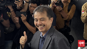 Tersangka kasus tudingan ijazah palsu Presiden ke-7 RI, Joko Widodo (Jokowi), Roy Suryo, menghadiri sidang pembacaan putusan Praperadilan di Pengadilan Negeri (PN) Jakarta Selatan, Selasa (7/7). Roy menguji pelaksanaan penggeledahan yang dilakukan ol