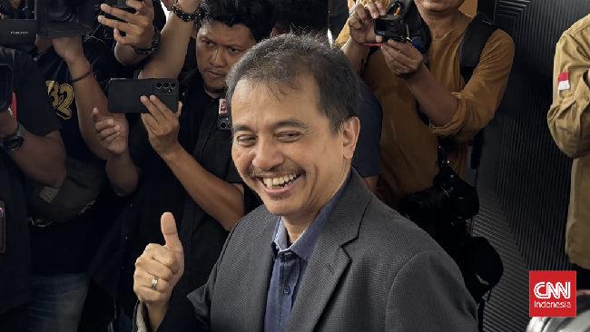 Tersangka kasus tudingan ijazah palsu Presiden ke-7 RI, Joko Widodo (Jokowi), Roy Suryo, menghadiri sidang pembacaan putusan Praperadilan.