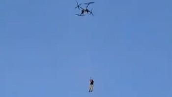 Momen Petani Diangkut Drone Saat Pulang-Pergi ke Sawah di Tuban
