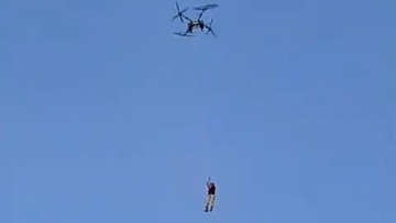 Momen Petani Diangkut Drone saat Pulang-Pergi ke Sawah di Tuban