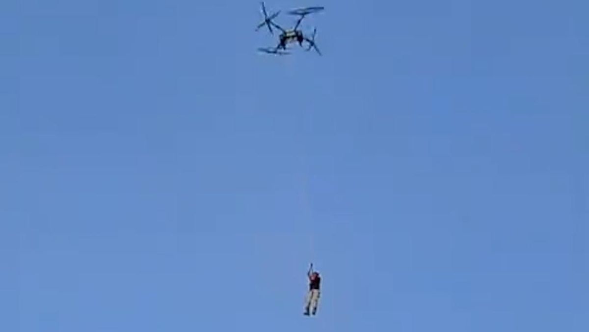 Viral Petani Terbang Diangkut Drone Cuma Iseng untuk Konten