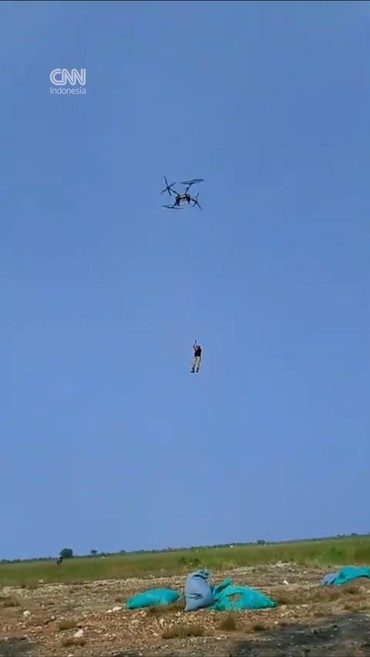 Momen Petani Diangkut Drone Saat Pulang-Pergi ke Sawah di Tuban