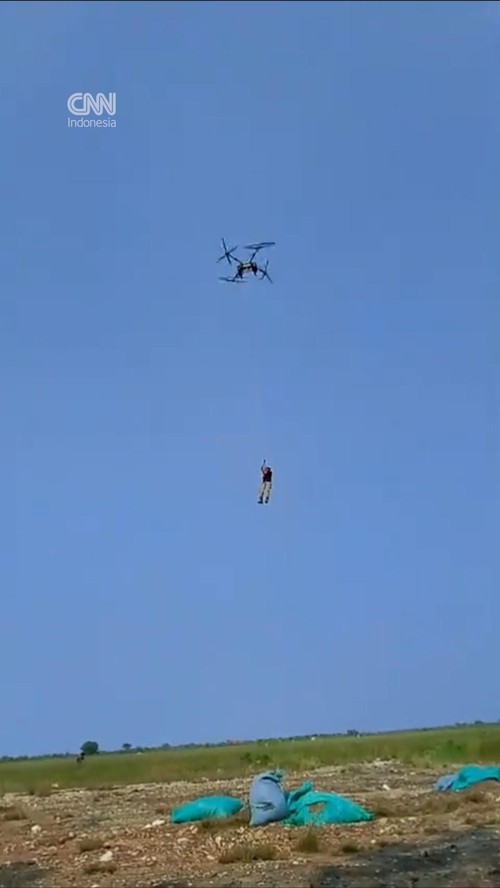 Momen Petani Diangkut Drone Saat Pulang-Pergi ke Sawah di Tuban