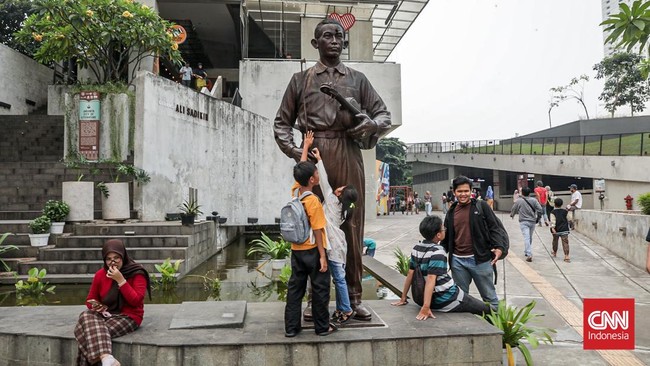 Suasana Peringatan 100 Tahun Ali Sadikin di Taman Ismail Marzuki (TIM), Jakarta, Selasa (7/7). (CNN Indonesia/Febria Adha L).