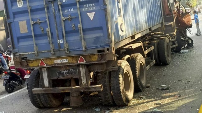 Kecelakaan beruntun terjadi di Simpang Empat Patung Sapi, Desa Tawangrejo, Kecamatan Pandaan, Kabupaten Pasuruan, Selasa (7/7) pagi. Sebuah truk kontainer menabrak lima unit sepeda motor yang tengah berhenti di lampu merah, Akibatnya tiga orang tewas