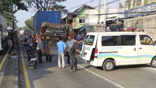 Kecelakaan beruntun di Pasuruan melibatkan truk kontainer dan lima sepeda motor, menewaskan tiga orang dan enam lainnya luka-luka. Penyebab masih diselidiki.