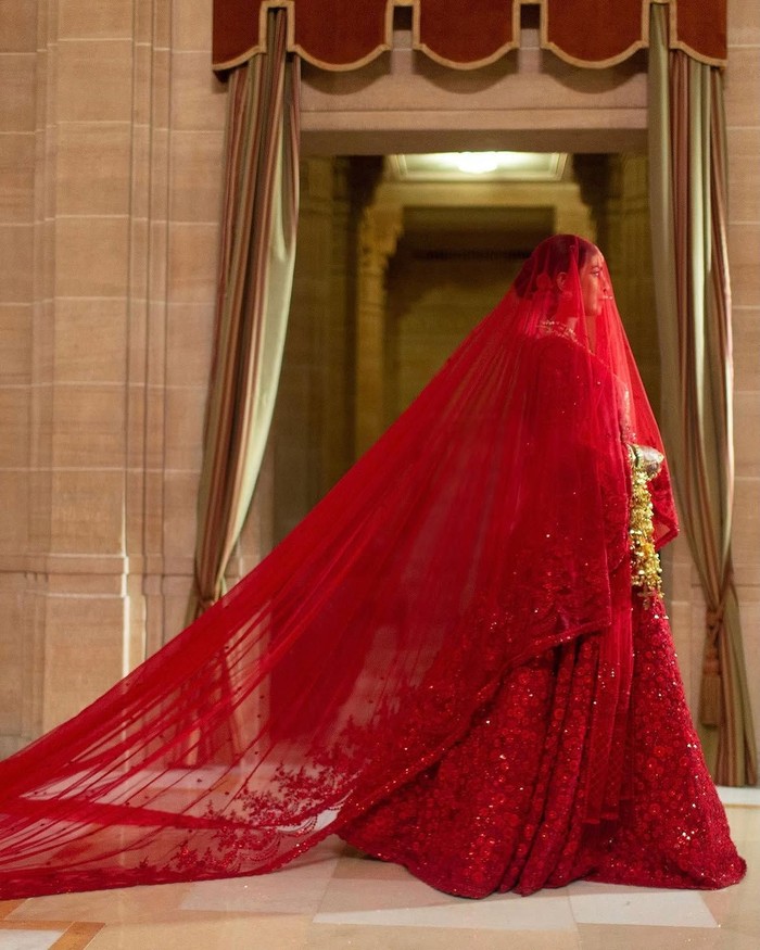 Untuk salah satu resepsi pernikahannya, Priyanka Chopra tampil memukau dalam gaun merah custom Christian Dior dengan rok tulle yang dramatis/Foto: instagram.com/priyankachopra