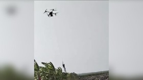 Video viral petani diangkut drone ternyata konten iseng. Fungsi utama itu untuk mengangkut pupuk dan bibit, bukan untuk transportasi manusia.