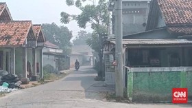 Warga sekitar TPA Jatiwaringin, Tangerang, minta relokasi akibat kebakaran dan pencemaran. Bupati menegaskan belum ada rencana relokasi.