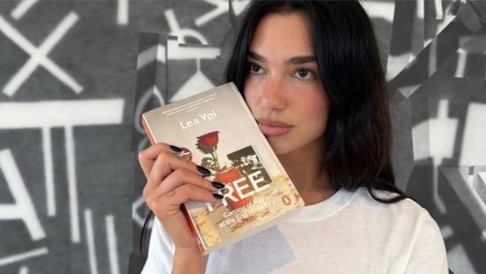7 Rekomendasi Buku Favorit Dua Lipa, Sudah Masuk Daftar Bacaanmu?