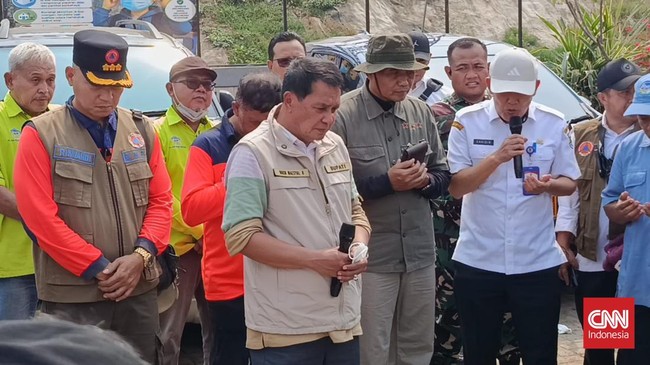 Puluhan petugas gabungan  doa bersama untuk menanggulangi kebakaran TPA Jatiwaringin, Kabupaten Tangerang, Banten, pada Rabu (8/7).