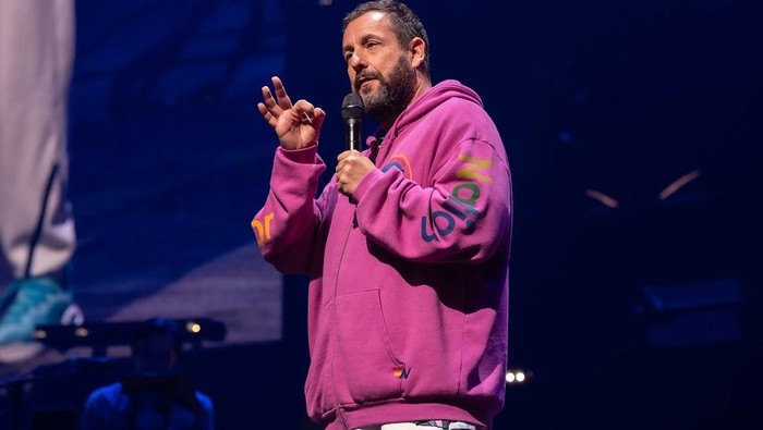 Adam Sandler memimpin upacara pernikahan Taylor Swift dan Travis Kelce
