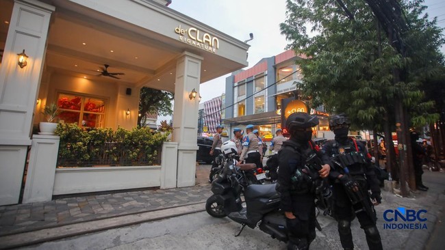 Anggota brimob bersenjata lengkap melakukak penjagaan saat Kortas Tipikor bersama Dirkrimsus Polda Metro Jaya menggeledah kafe di kawasan Cipete, Jakarta, Rabu (8/7/2026). (CNBC Indonesia/Faisal Rahman)
