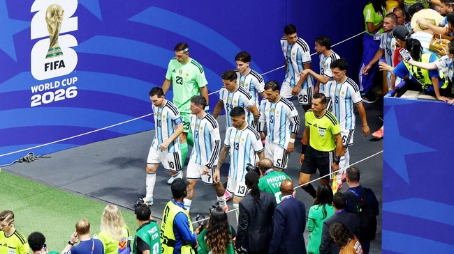 Soccer Football - FIFA World Cup 2026 - Round of 16 - Argentina v Egypt - Atlanta Stadium, Atlanta, Georgia, U.S. - July 7, 2026 Argentina's Lionel Messi and teammates walk out before the start of the second half REUTERS/Marco Bello