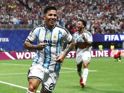 Soccer Football - FIFA World Cup 2026 - Round of 16 - Argentina v Egypt - Atlanta Stadium, Atlanta, Georgia, U.S. - July 7, 2026 Argentina's Enzo Fernandez celebrates scoring their third goal REUTERS/Amanda Perobelli