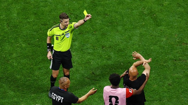 Soccer Football - FIFA World Cup 2026 - Round of 16 - Argentina v Egypt - Atlanta Stadium, Atlanta, Georgia, U.S. - July 7, 2026 Referee Francois Letexier shows a yellow card to a member of Egypt's coaching staff REUTERS/Marco Bello