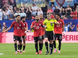 Soccer Football - FIFA World Cup 2026 - Round of 16 - Argentina v Egypt - Atlanta Stadium, Atlanta, Georgia, U.S. - July 7, 2026 Egypt's Mohamed Salah remonstrates with referee Francois Letexier after Argentina's Enzo Fernandez scores their third goa