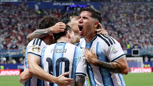 Soccer Football - FIFA World Cup 2026 - Round of 16 - Argentina v Egypt - Atlanta Stadium, Atlanta, Georgia, U.S. - July 7, 2026 Argentina's Lionel Messi celebrates scoring their second goal with Enzo Fernandez and teammates IMAGN IMAGES via Reuters/