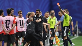 Soccer Football - FIFA World Cup 2026 - Round of 16 - Argentina v Egypt - Atlanta Stadium, Atlanta, Georgia, U.S. - July 7, 2026 A member of Egypt's coaching staff is shown a red card by referee Francois Letexier REUTERS/Paul Childs