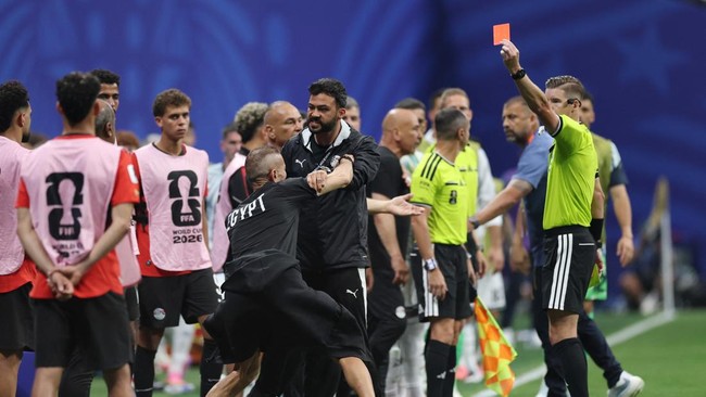 Soccer Football - FIFA World Cup 2026 - Round of 16 - Argentina v Egypt - Atlanta Stadium, Atlanta, Georgia, U.S. - July 7, 2026 A member of Egypt's coaching staff is shown a red card by referee Francois Letexier REUTERS/Paul Childs