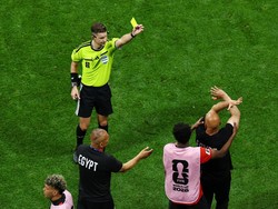 Soccer Football - FIFA World Cup 2026 - Round of 16 - Argentina v Egypt - Atlanta Stadium, Atlanta, Georgia, U.S. - July 7, 2026 Egypt coach Hossam Hassan is shown a yellow card by referee Francois Letexier as he makes anti-racism gesture  REUTERS/Ma