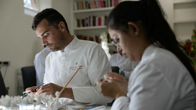 Chef pastry asal Prancis Bastien Blanc-Tailleur menyulap kue pengantin menjadi karya seni bak haute couture dengan desain eksklusif.