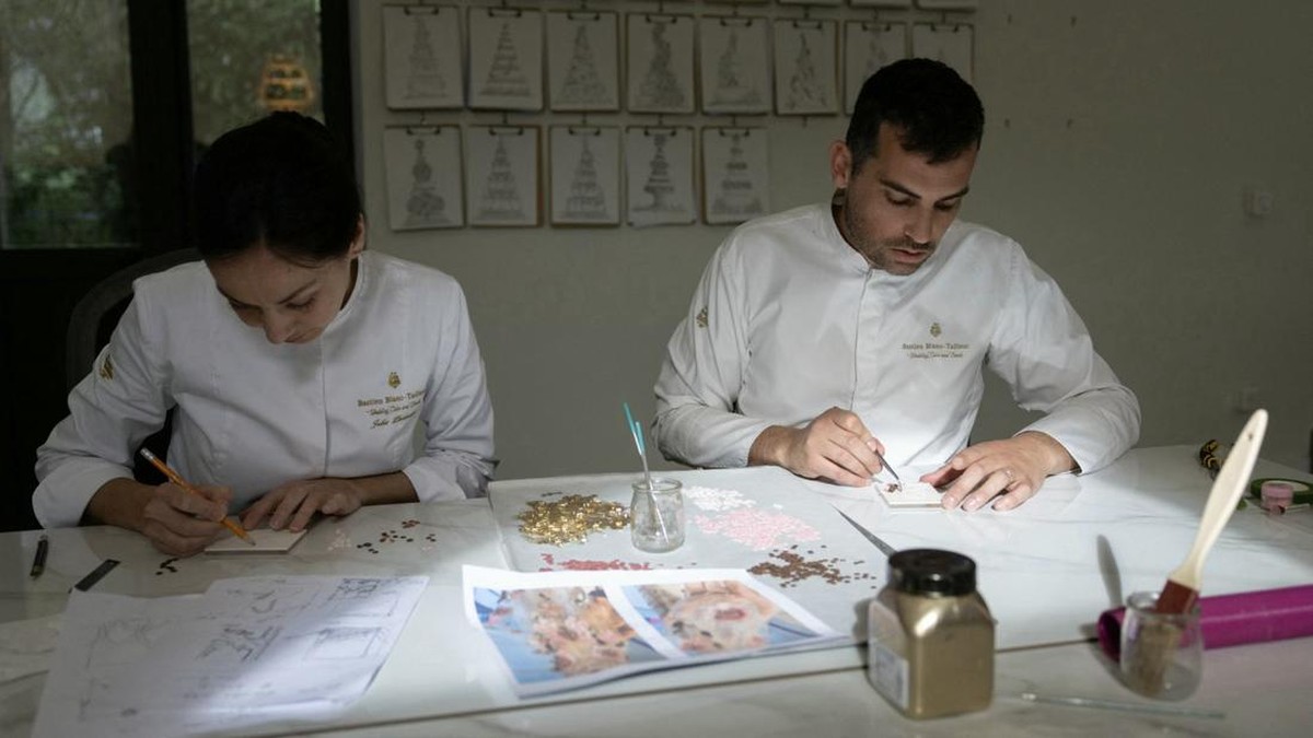 Chef pastry asal Prancis Bastien Blanc-Tailleur menyulap kue pengantin menjadi karya seni bak haute couture dengan desain eksklusif.