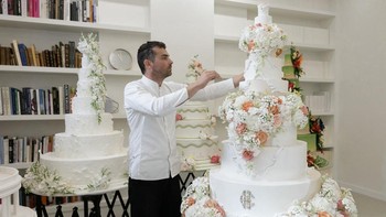 Chef pastry asal Prancis Bastien Blanc-Tailleur menyulap kue pengantin menjadi karya seni bak haute couture dengan desain eksklusif.