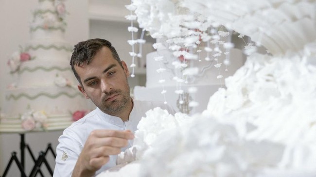 Chef pastry asal Prancis Bastien Blanc-Tailleur menyulap kue pengantin menjadi karya seni bak haute couture dengan desain eksklusif.
