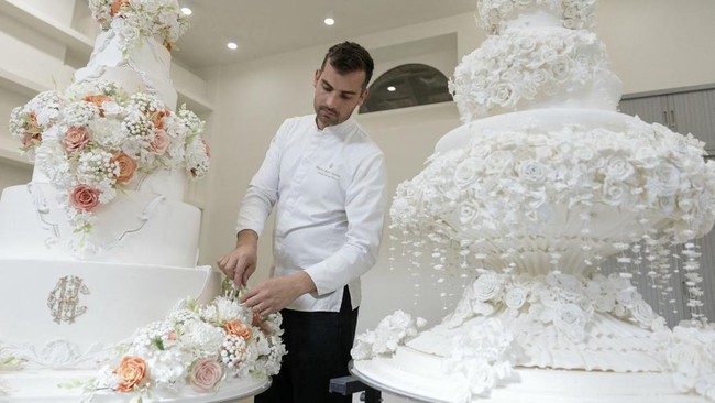 Chef pastry asal Prancis Bastien Blanc-Tailleur menyulap kue pengantin menjadi karya seni bak haute couture dengan desain eksklusif.