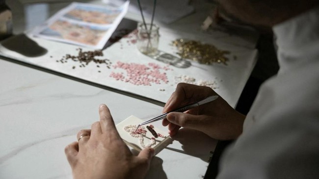 Chef pastry asal Prancis Bastien Blanc-Tailleur menyulap kue pengantin menjadi karya seni bak haute couture dengan desain eksklusif.