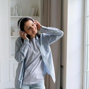 5 Ciri Kepribadian Orang yang Suka Mendengarkan Musik Sama hingga Bertahun-tahun