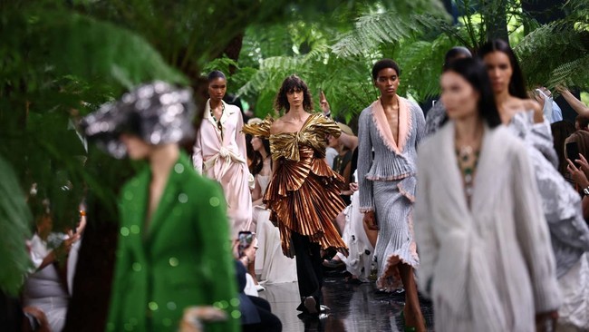 Models present creations by designer Jonathan Anderson as part of his Haute Couture Fall/Winter 2026-2027 collection show for fashion house Christian Dior in Paris, France, July 6, 2026. REUTERS/Sarah Meyssonnier