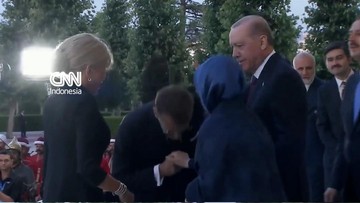 Istri Erdogan Berusaha Tarik Lengan saat Macron Hendak Cium Tangan