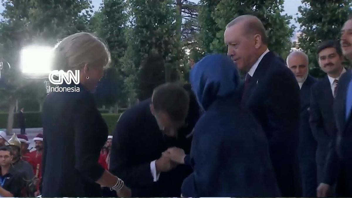 Istri Erdogan Berusaha Tarik Lengan saat Macron Hendak Cium Tangan