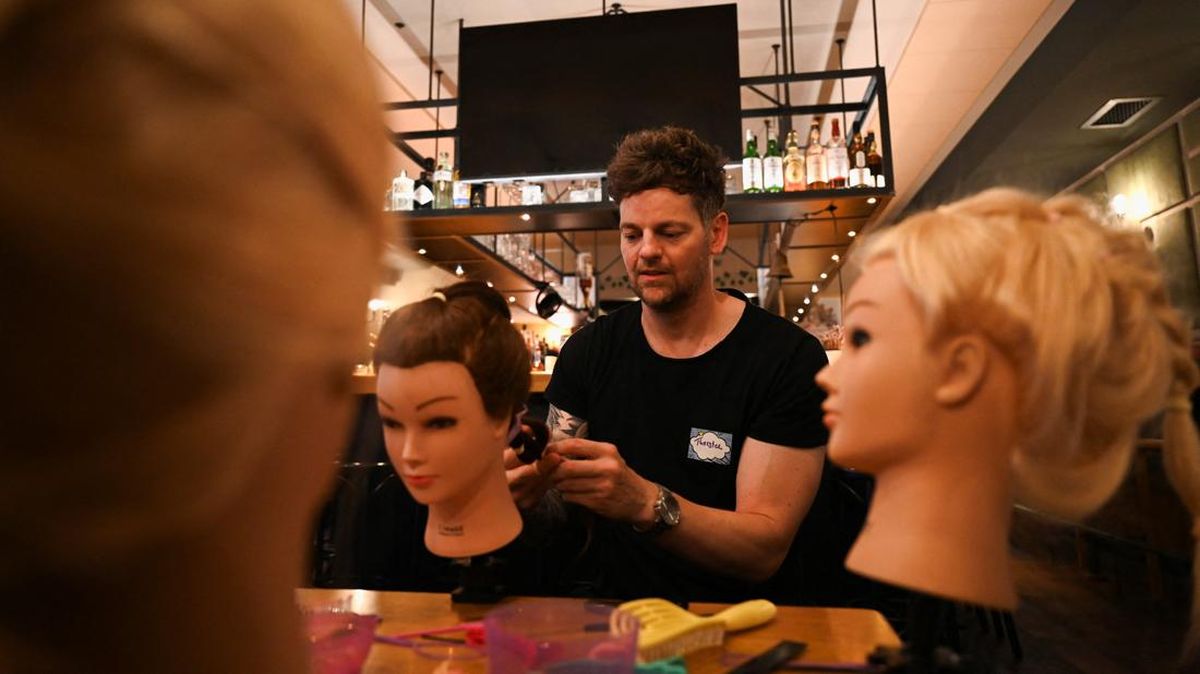 Dad's do hair, kelas mengajarkan ayah menata rambut anak.