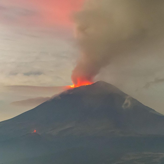 Ilustrasi erupsi gunung berapi