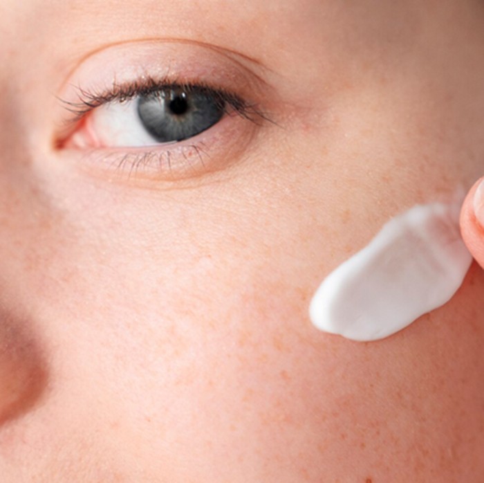 Patch test dapat membantu mengetahui apakah sunscreen cocok dengan kulitmu sebelum digunakan ke seluruh wajah.