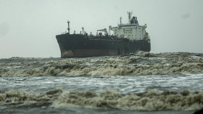 The Nicaragua-flagged merchant tanker MT Al Jafzia, which drifted after its anchor broke amid rough monsoon sea conditions, off Manori beach in Mumbai, India, July 7, 2026. REUTERS/Francis Mascarenhas