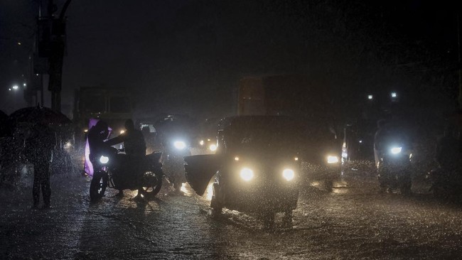 Traffic moves on a waterlogged road following heavy rainfall in Vasai, India, July 7, 2026. REUTERS/Francis Mascarenhas